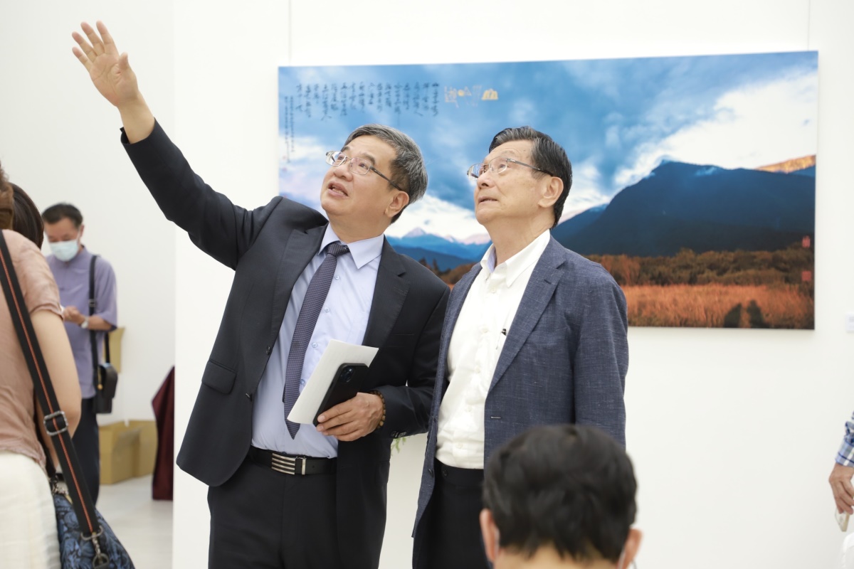 高科大校長楊慶煜與參展賓客分享高科大建工校區藝文中心展覽空間整建及規劃過程
